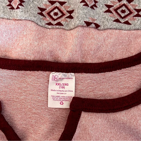 SOLD 🛍️ No Boundaries Women’s Pink Red Gray Abstract Print Soft Sweatshirt - Picture 7 of 7